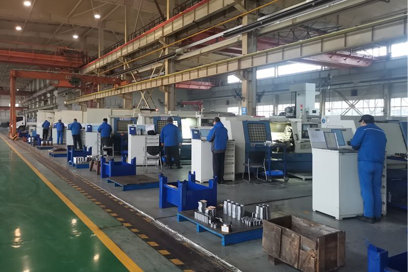 3、機(jī)加工車間數(shù)控車床班組全體員工早早進(jìn)入工作狀態(tài).jpg